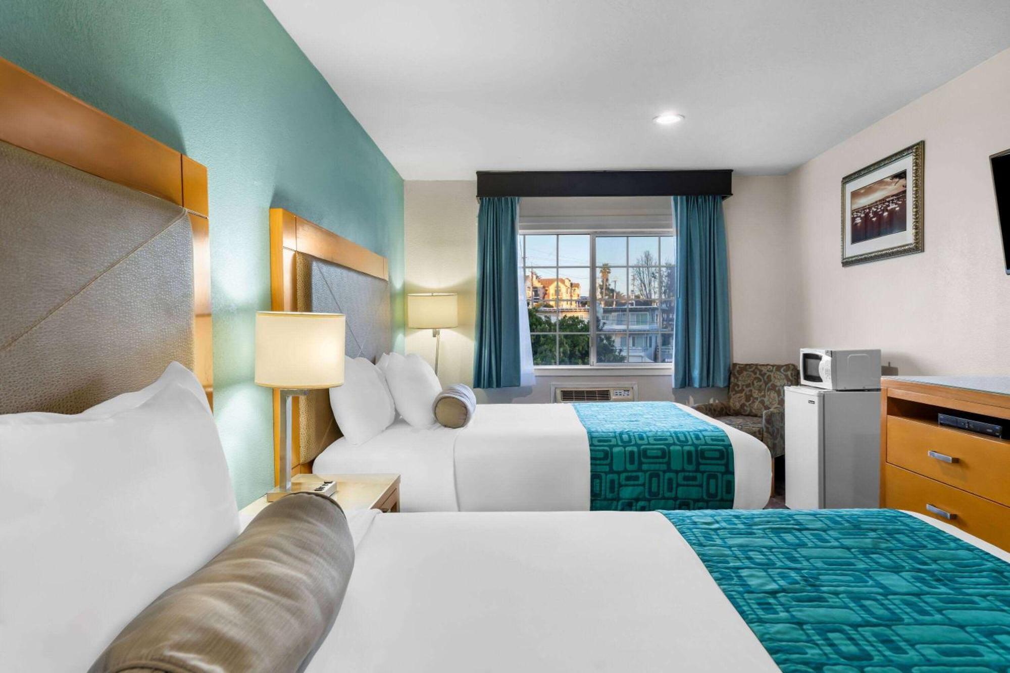 Howard Johnson By Wyndham Santa Cruz Beach Boardwalk Exterior photo