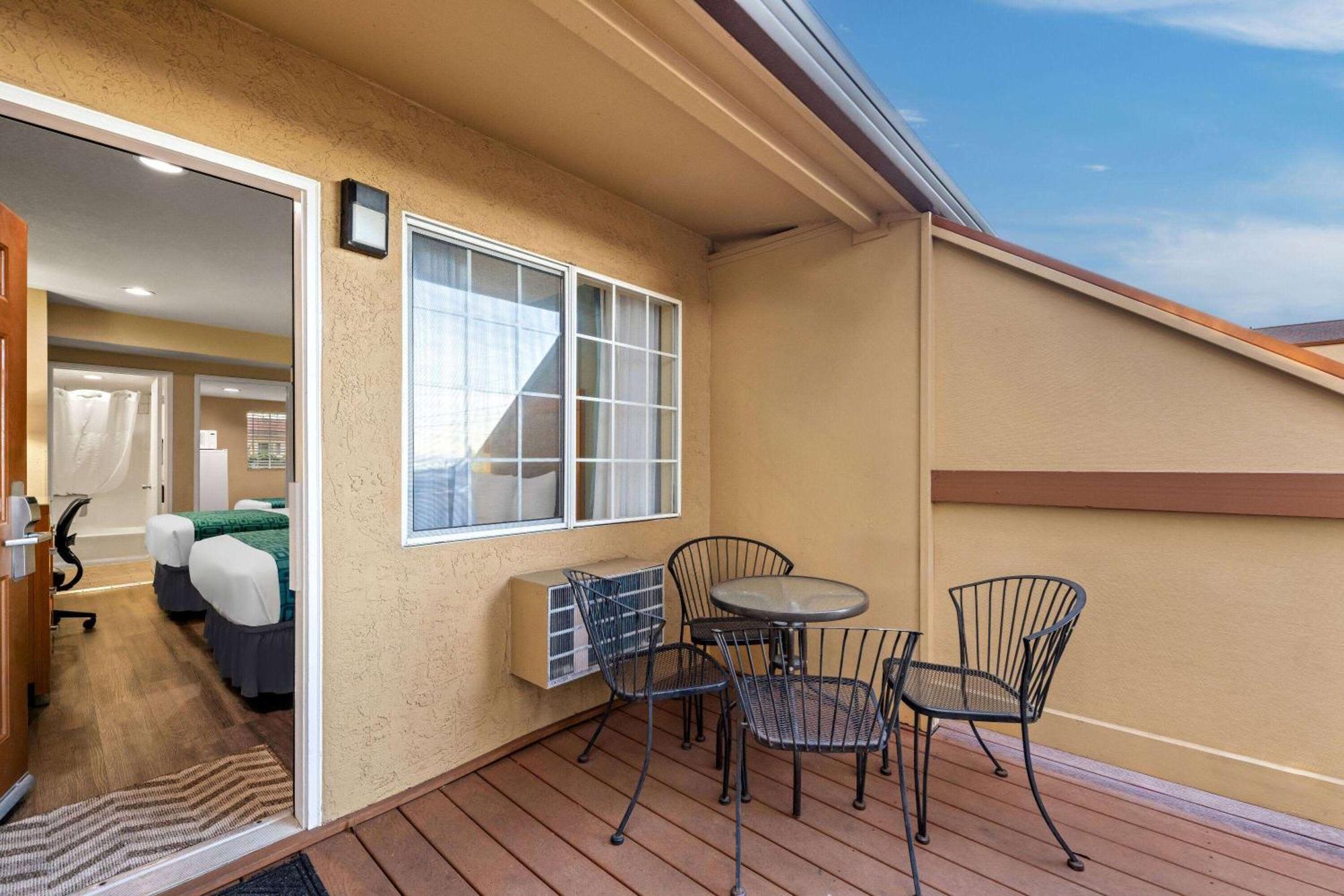 Howard Johnson By Wyndham Santa Cruz Beach Boardwalk Exterior photo