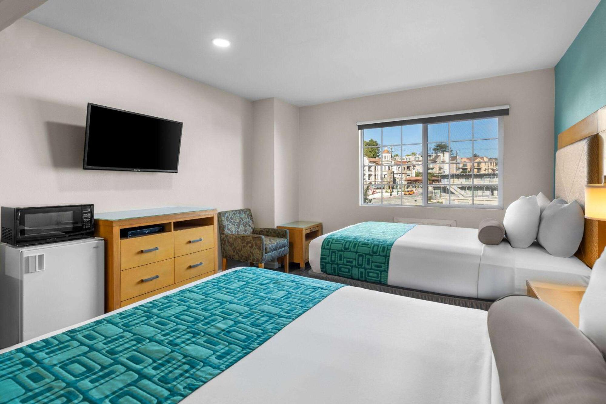 Howard Johnson By Wyndham Santa Cruz Beach Boardwalk Exterior photo