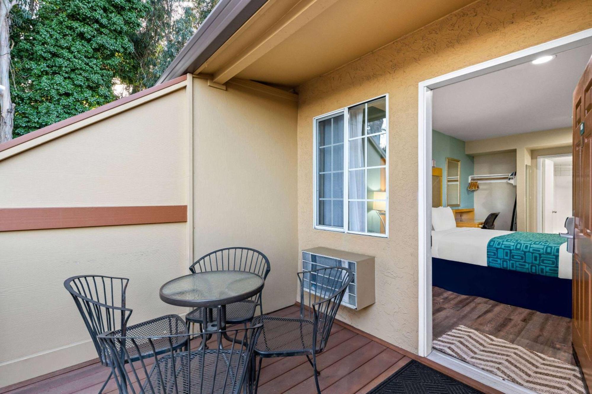 Howard Johnson By Wyndham Santa Cruz Beach Boardwalk Exterior photo