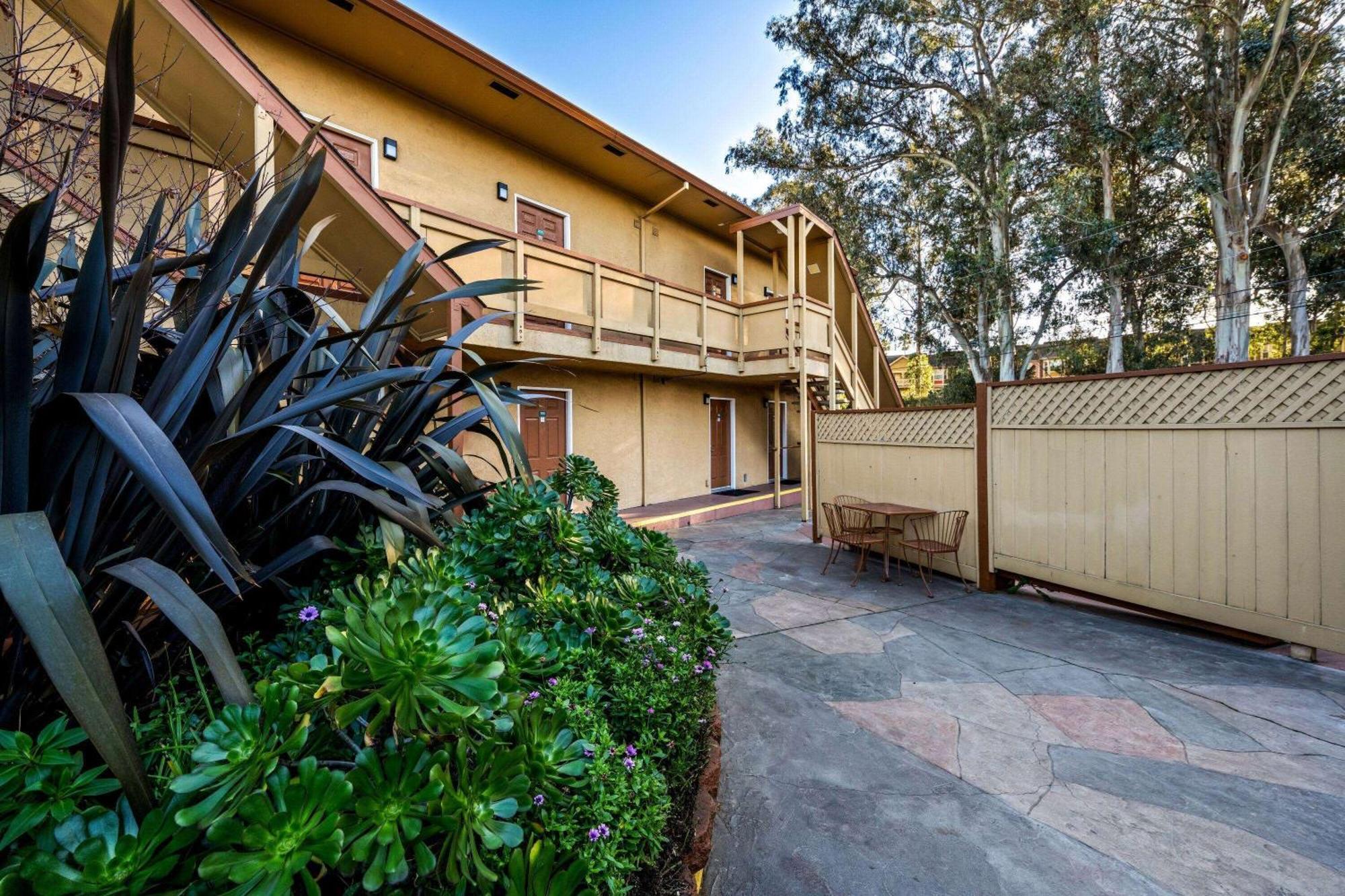 Howard Johnson By Wyndham Santa Cruz Beach Boardwalk Exterior photo