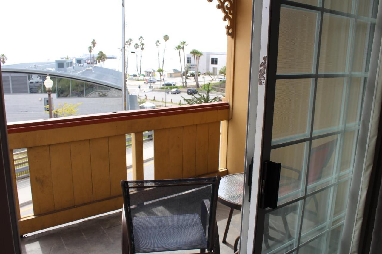 Howard Johnson By Wyndham Santa Cruz Beach Boardwalk Exterior photo